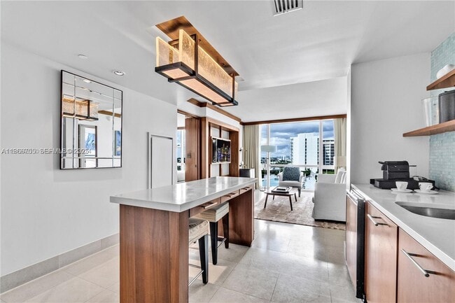6801 Collins Ave Unit 818