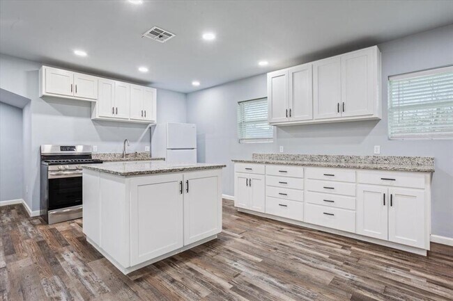 Photo - 117 Emma St Townhome