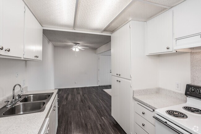 2BR, 2BA - 996SF - Kitchen/Dining Room