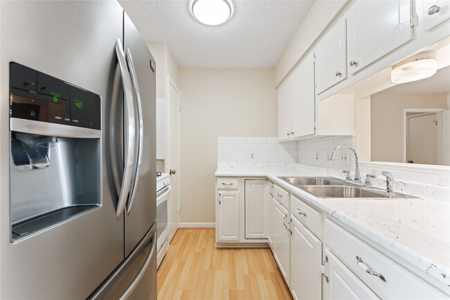 Building Photo - 5039 Parkland St