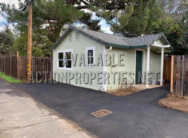 Building Photo - Central Rosville Home- 1 Bed, 1 Bath House - Appliances Included