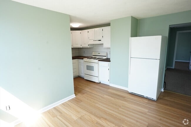 Building Photo - 1 Malden St Unit #2R Rental