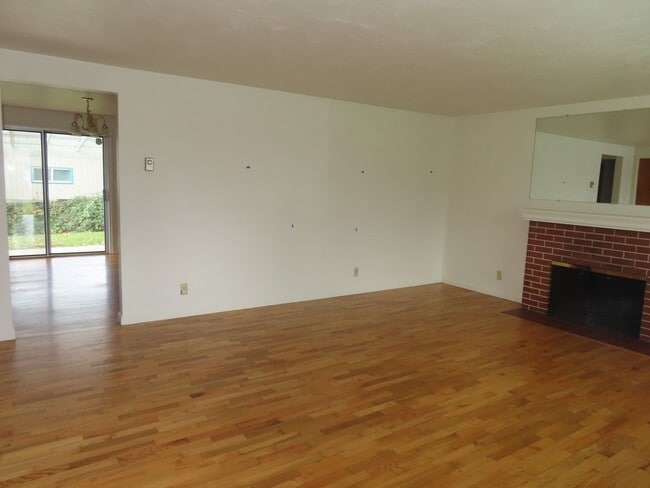 Photo - 3 Bed/ 1.5 Bath 60's Vintage Charmer in th...