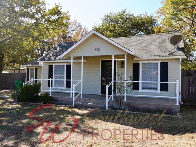 Building Photo - Good looking 3 bedroom 2 bath with huge yard!