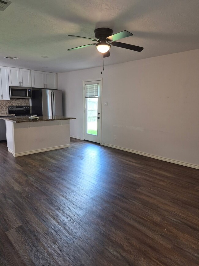 Building Photo - 10915 Roandale Dr