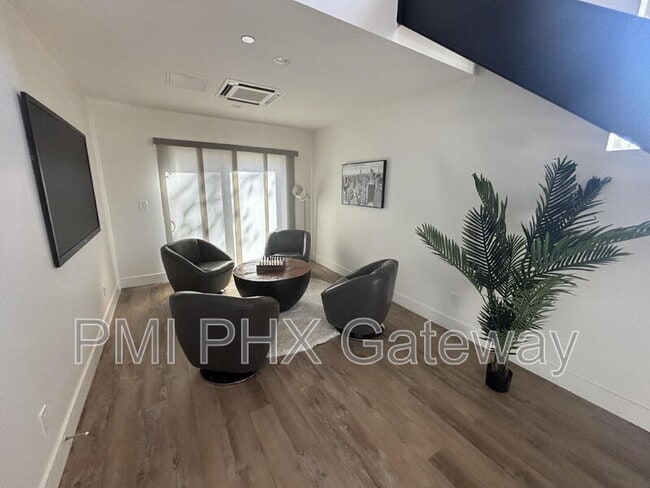 Photo - 430 W 7th St Unit 1