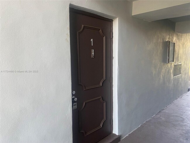 Photo - 335 W Laurel Dr Unit 1M