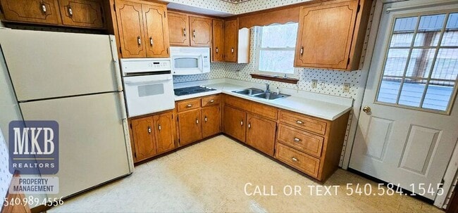 Photo - 2826 Sample Ave SE