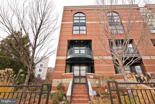 Building Photo - 1612 N Rhodes St Rental