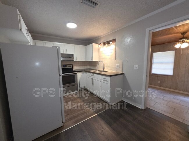 Photo - 843 Grove Ave