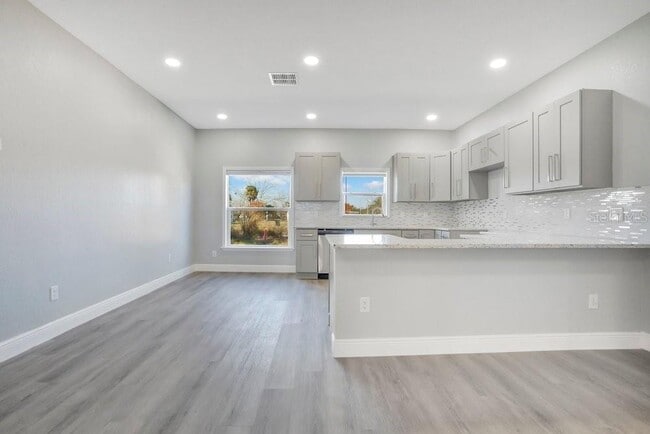 Photo - 910 Willie Mays Pkwy