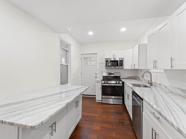 Photo - 2443 Nicholas St