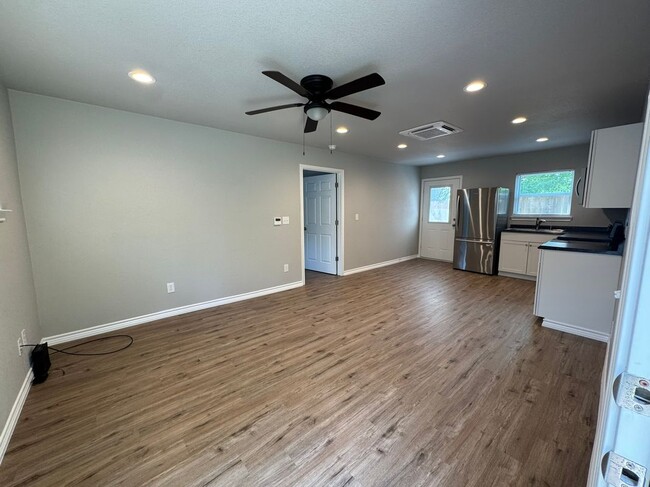 Photo - 320 W 6th St