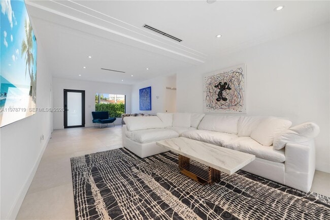 Photo - 900 W 47th Ct