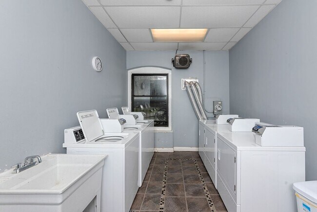 Photo - 635 W Barry Ave