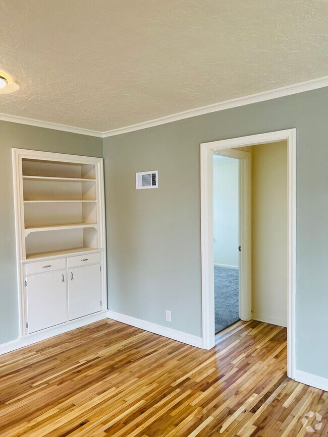 Building Photo - 2016 South Ave W Unit A Rental