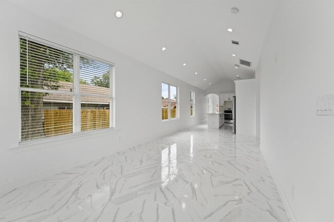 Photo - 225 Royder St