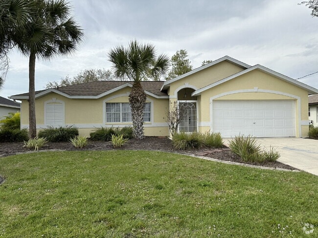 Building Photo - You'll love this charming 3/2/2 home in th...
