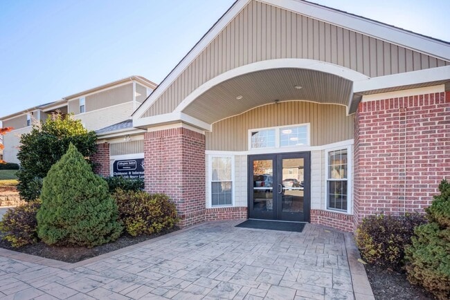 Oficina de arrendamiento y casa club - Collegiate Suites of Blacksburg