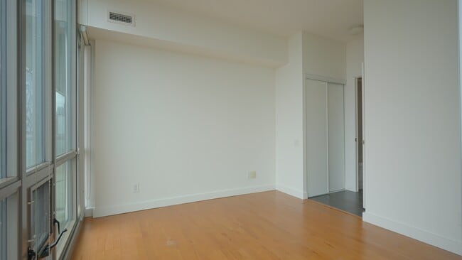 Photo - 33-1733 Mill St