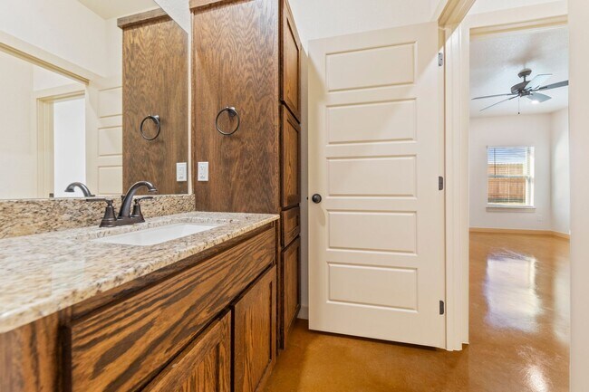 Photo - 1912 Caspian Trl Unit B