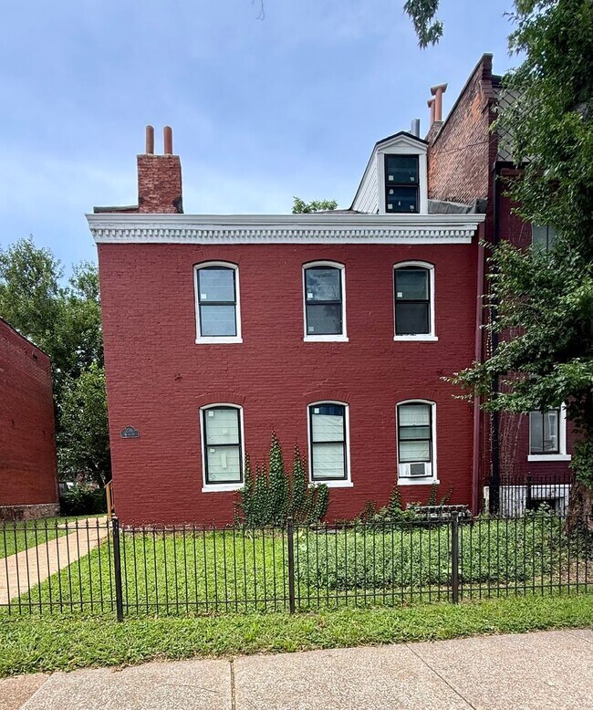 Building Photo - 2711 Indiana Ave Unit 2-E