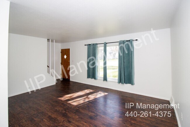 Photo - 670 E 266th St