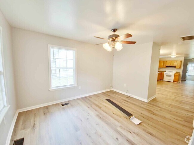 Building Photo - VERY SPACIOUS HOME! 4 Bedroom, 2 bathroom ...