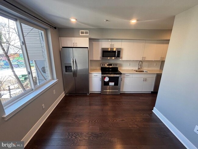 Building Photo - 3255 Ridge Ave Unit 2