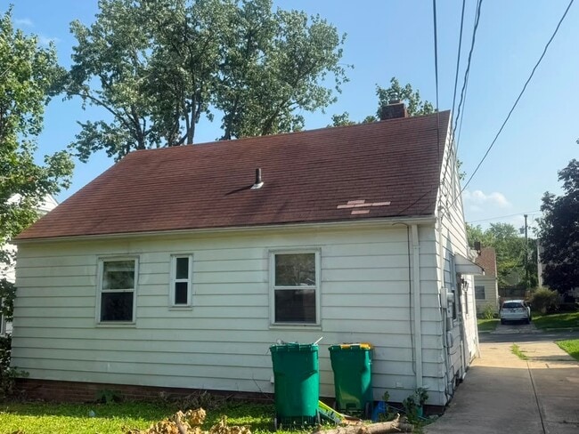 15811 Maplewood Ave