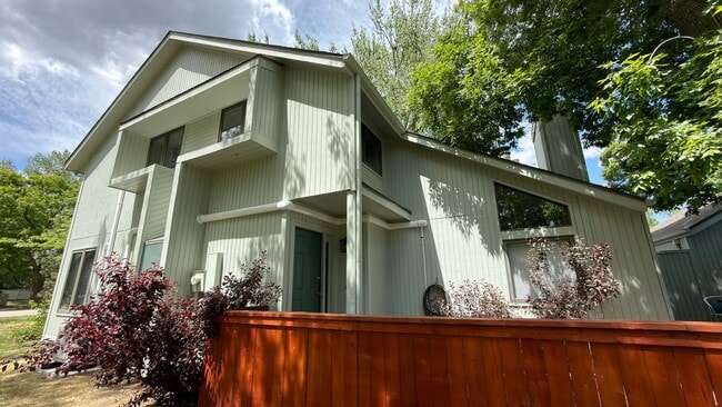 Building Photo - Great Townhome in Mid Town Fort Collins