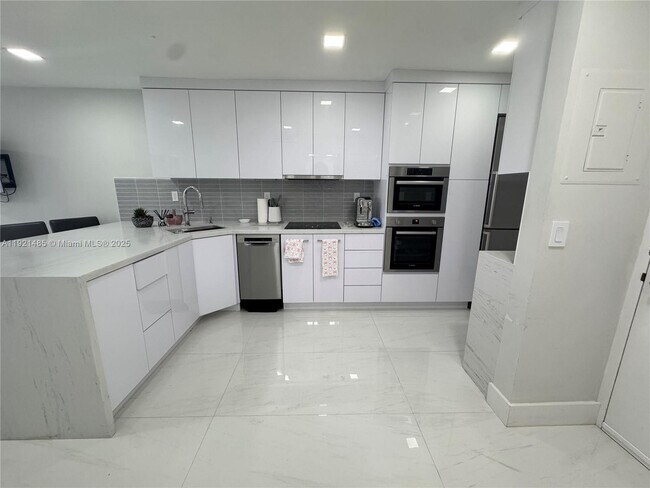 Building Photo - 2899 Collins Ave Unit 915