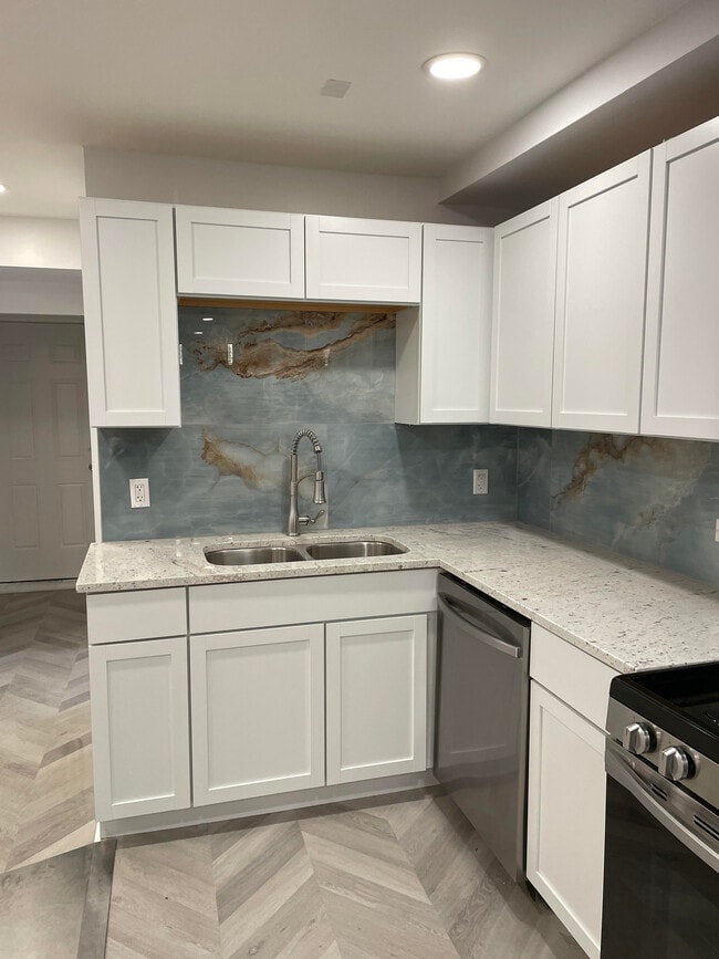 Kitchen sink area - 3625 W Oakdale Ave Unit Garden