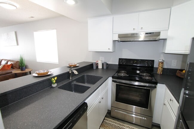 Large 2 bedroom 2 bathroom with balcony an... - Large 2 bedroom 2 bathroom with balcony an... Apartment