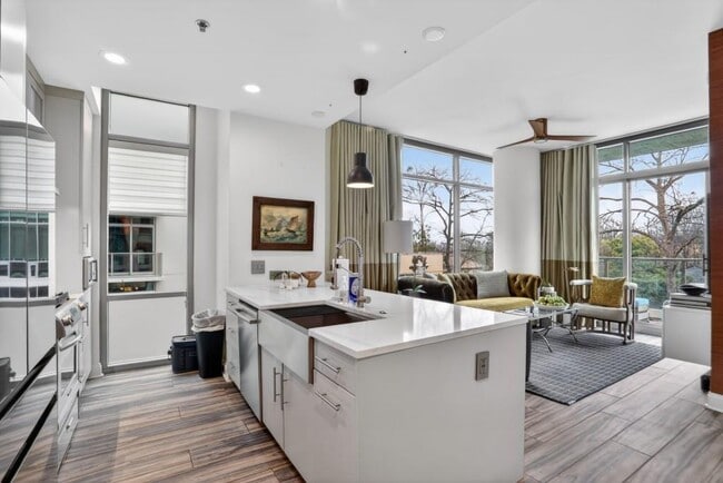 Building Photo - 905 Juniper St NE Unit 403