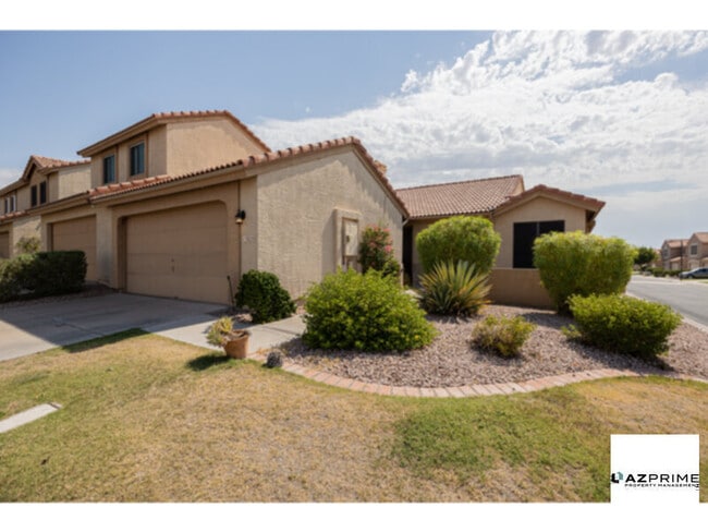 Building Photo - A Distinguished 2/2 Single-Level Townhome ...