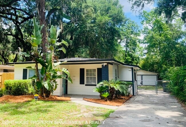 Cozy 3 Bed/1.5 Bath Home with Detached Gar... - Cozy 3 Bed/1.5 Bath Home with Detached Gar...