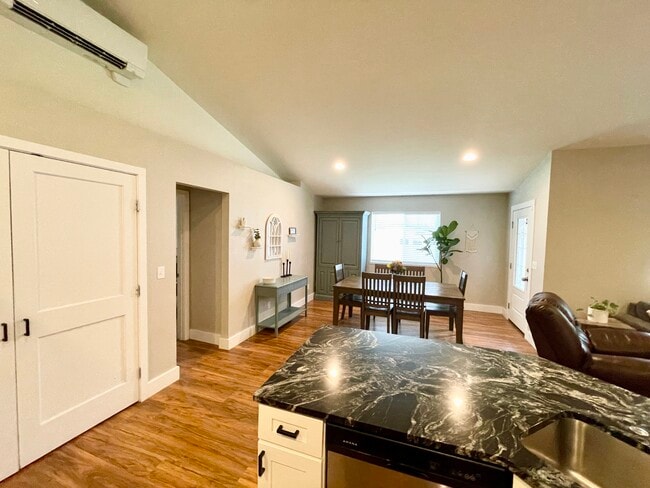 Comedor y cuarto de lavandería. - 627 N 3rd St