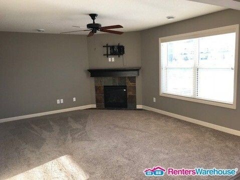 Photo - Available Oct 9 - Spacious End Unit 3 Bedr...