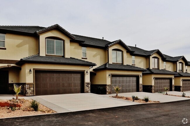 Building Photo - 3 Bedroom, 2.5 Bathroom Townhome Available...