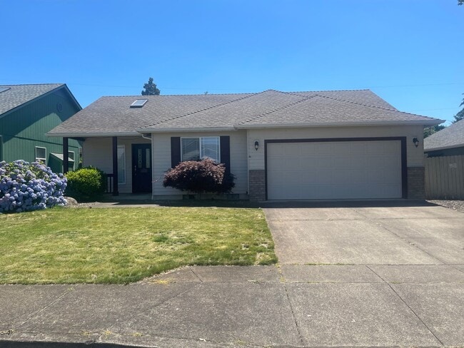 Photo - Charming Three Bedroom Pet Friendly Home in Lebanon Or!