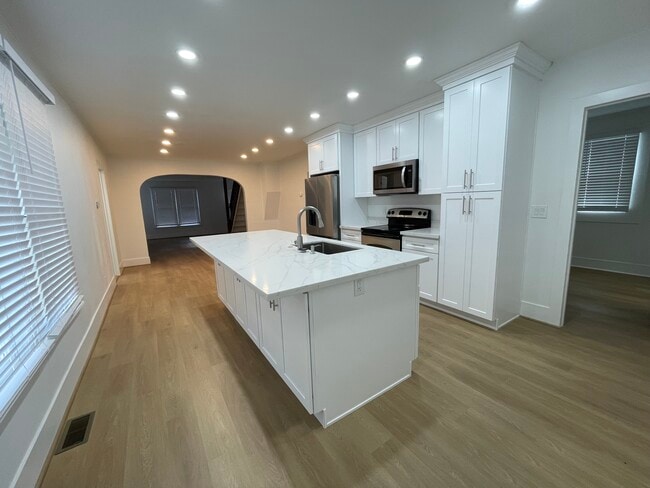 Photo - 501 Burnett Ave S