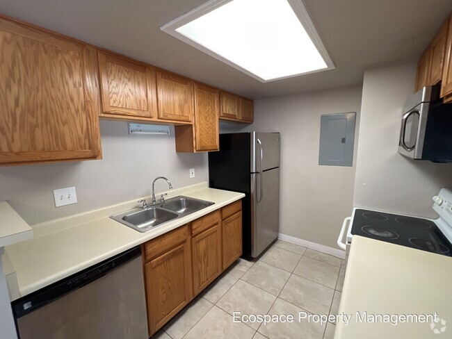 Building Photo - Gound level 3-bedroom 2 Bathroom Condo in ... Unit 101