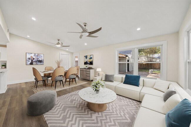 Photo - 1034 W 43rd St