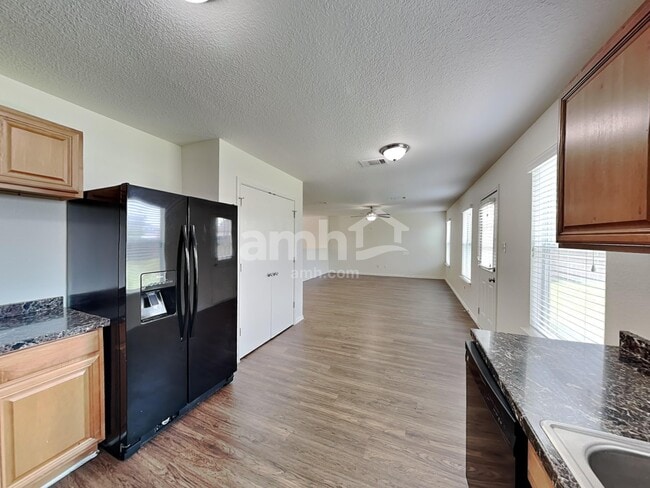 Photo - 210 Phillips St