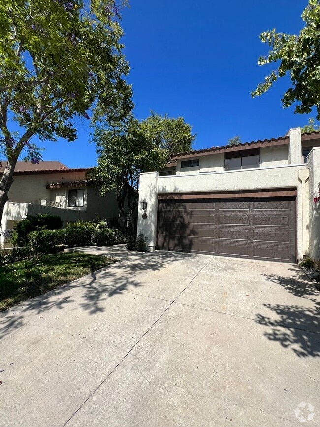 Building Photo - Thousand Oaks - 3 bedroom, 2.5 bath in the... Rental