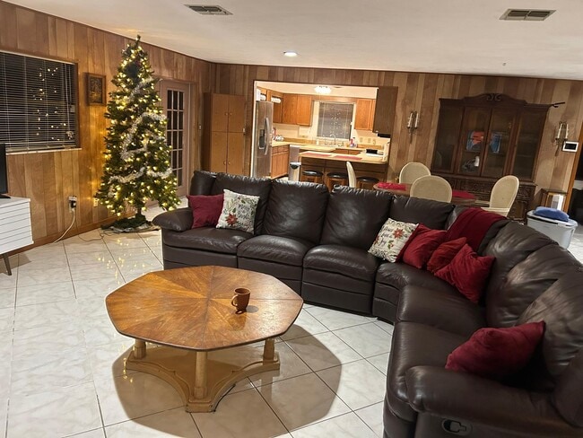 Photo - 1616 Churchill St