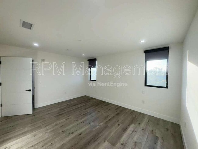 Building Photo - 5923 Laurel Canyon Blvd Unit 400