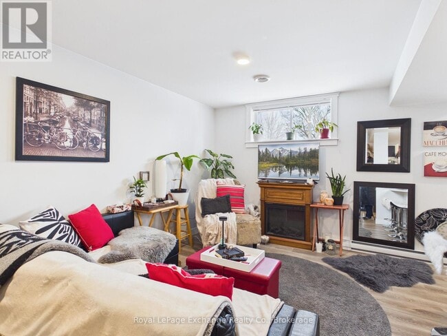 Photo - 966 Charles St