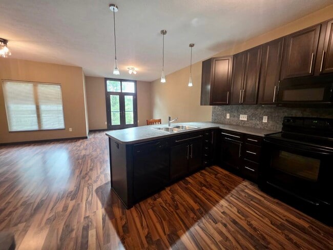 Photo - 117 N Howard St
